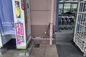 【ミスターマックス 山口店】山口銀行ATM側入口 販促プロモーションや物販用途に最適な総合ディスカウントストアの催事イベントスペース