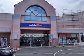 【ミスターマックス 山口店】山口銀行ATM側入口 販促プロモーションや物販用途に最適な総合ディスカウントストアの催事イベントスペース