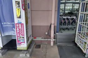 【ミスターマックス 山口店】山口銀行ATM側入口 販促プロモーションや物販用途に最適な総合ディスカウントストアの催事イベントスペース