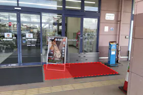 【ミスターマックス 山口店】山口銀行ATM側入口 販促プロモーションや物販用途に最適な総合ディスカウントストアの催事イベントスペース