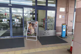 【ミスターマックス 山口店】山口銀行ATM側入口 販促プロモーションや物販用途に最適な総合ディスカウントストアの催事イベントスペース