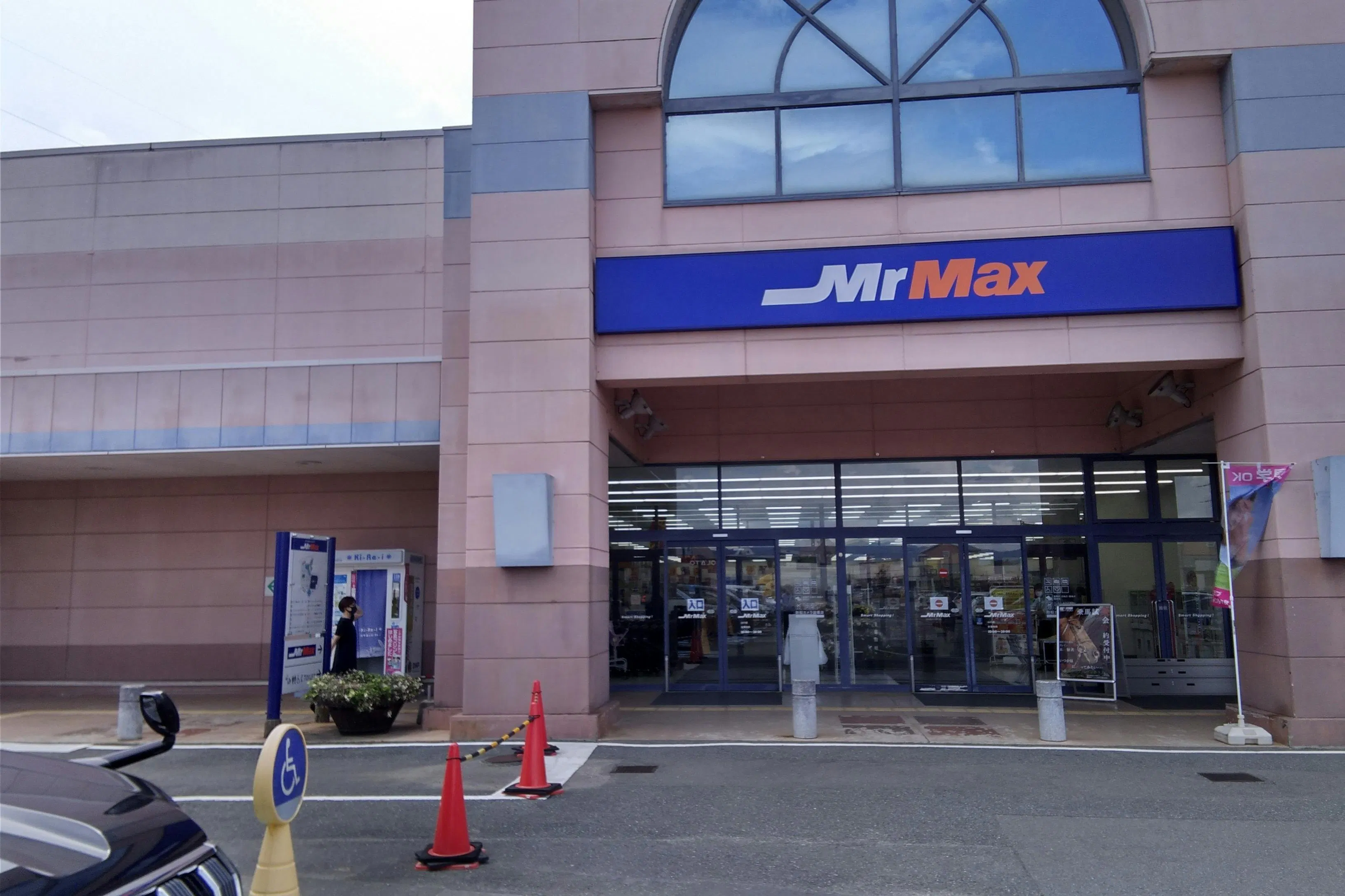 【ミスターマックス 山口店】山口銀行ATM側入口 販促プロモーションや物販用途に最適な総合ディスカウントストアの催事イベントスペース