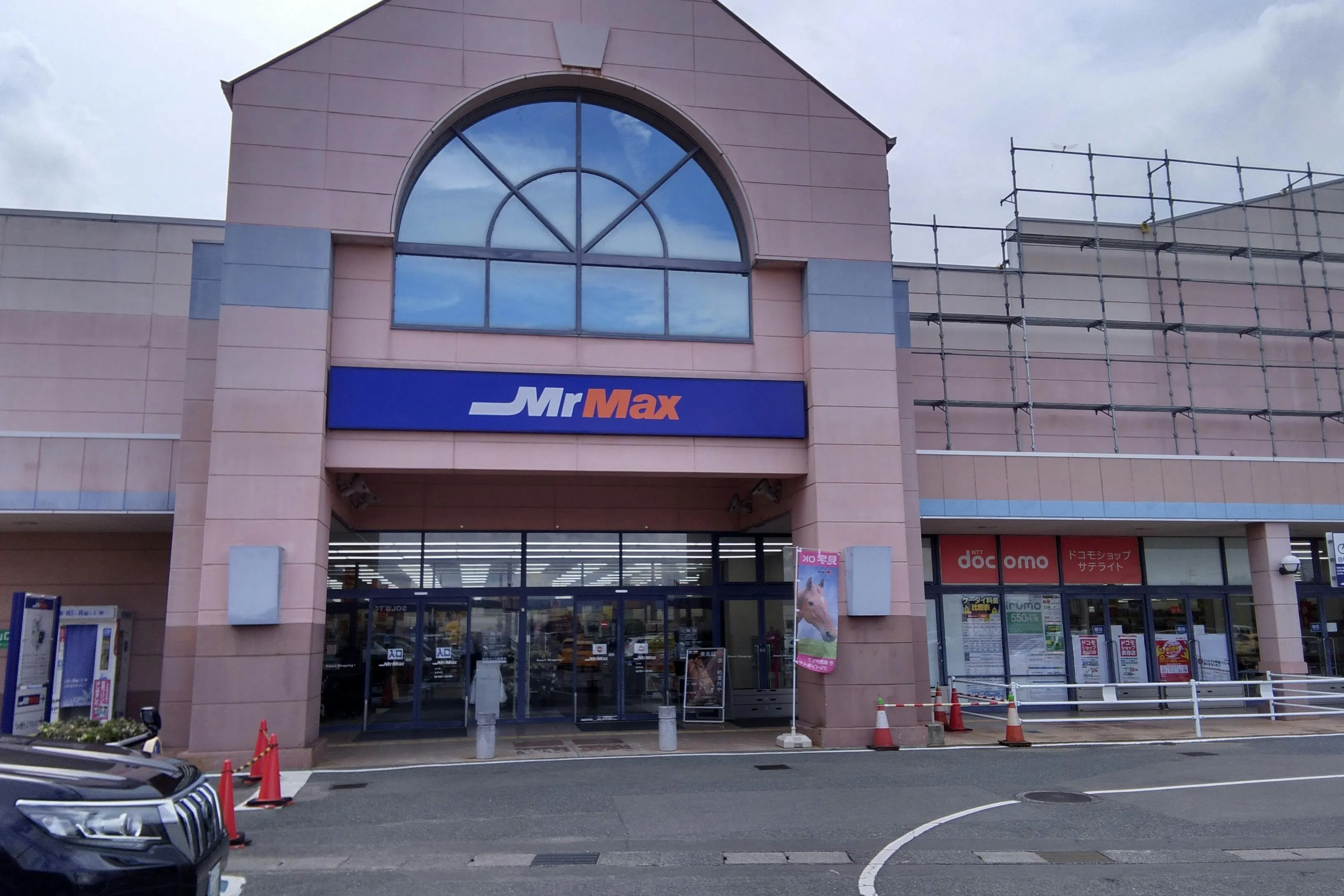 【ミスターマックス 山口店】山口銀行ATM側入口 販促プロモーションや物販用途に最適な総合ディスカウントストアの催事イベントスペース