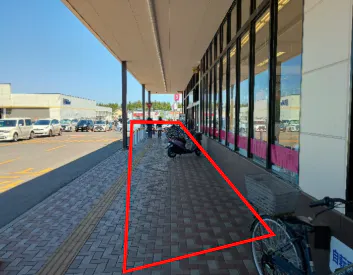 【マックスバリュ安原店】正面軒下(キッチンカー) 販促プロモーションやキッチンカー出店に最適なスーパー店外催事イベントスペース
