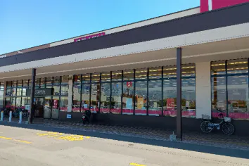 【マックスバリュ安原店】正面軒下(キッチンカー) 販促プロモーションやキッチンカー出店に最適なスーパー店外催事イベントスペース