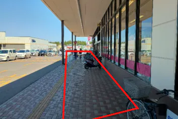 【マックスバリュ安原店】正面軒下(キッチンカー) 販促プロモーションやキッチンカー出店に最適なスーパー店外催事イベントスペース