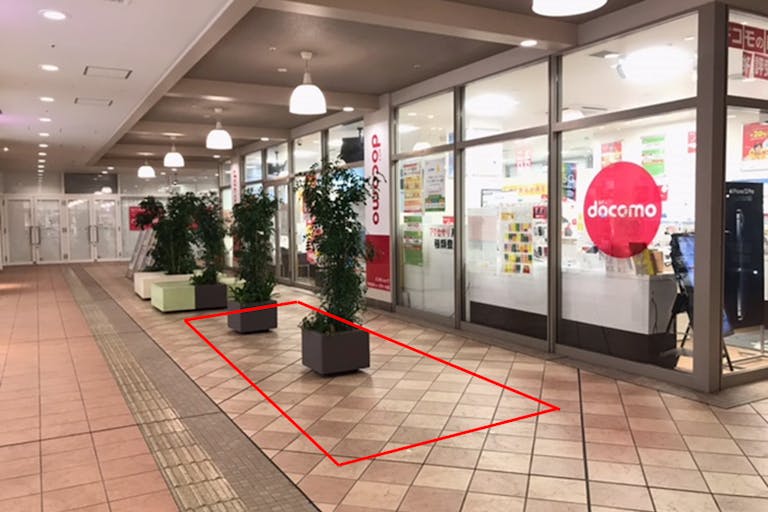 【みのおキューズモール】「⑦EAST3-2F ドコモ前スペース」物販催事やワークショップに適した、エスカレーター近く通行量の多いイベントスペースの画像1