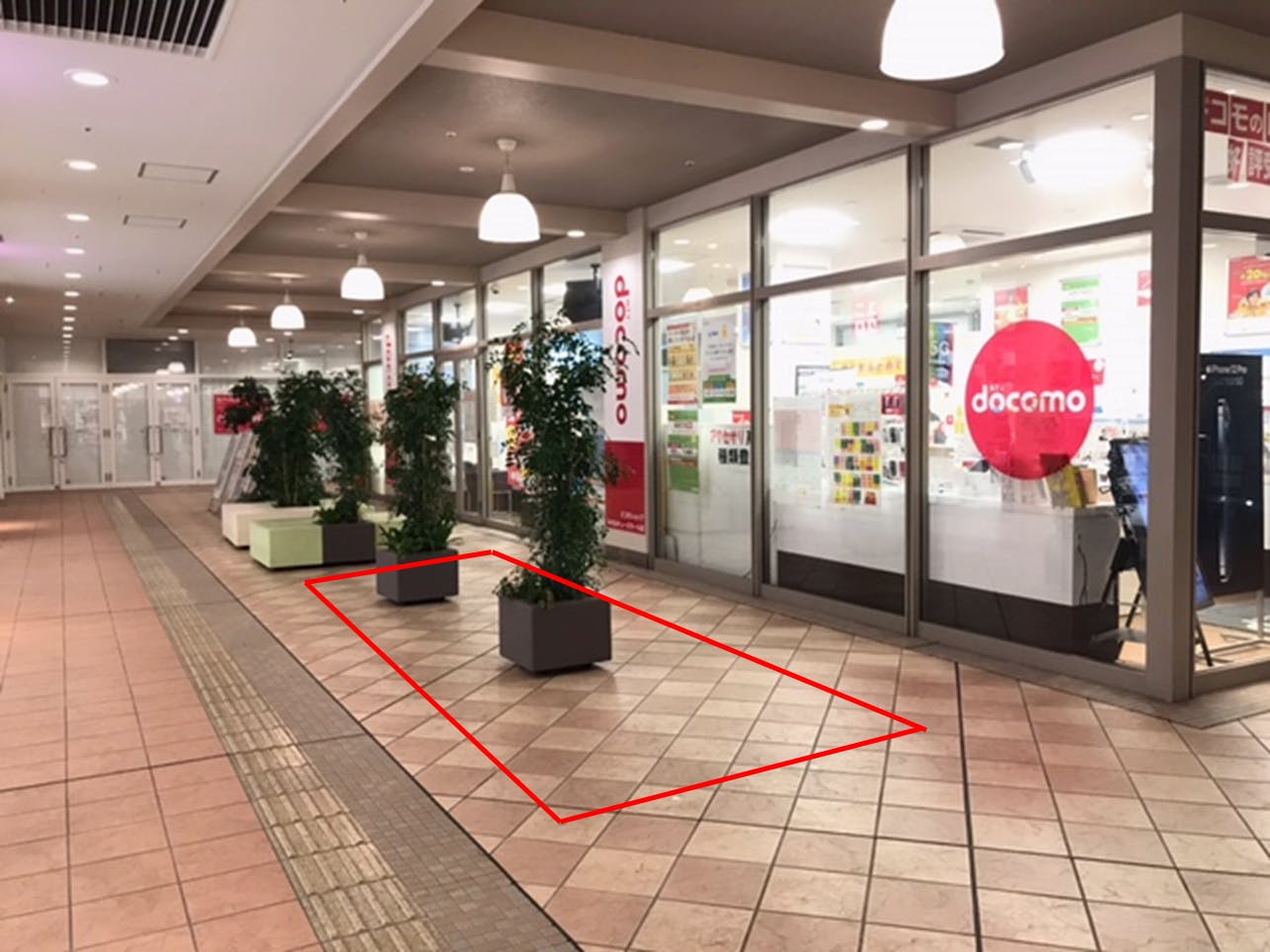 【みのおキューズモール】「⑦EAST3-2F ドコモ前スペース」物販催事やワークショップに適した、エスカレーター近く通行量の多いイベントスペースの画像