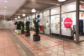 【みのおキューズモール】「⑦EAST3-2F ドコモ前スペース」物販催事やワークショップに適した、エスカレーター近く通行量の多いイベントスペース