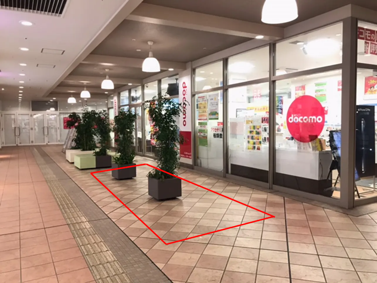 【みのおキューズモール】「⑦EAST3-2F ドコモ前スペース」物販催事やワークショップに適した、エスカレーター近く通行量の多いイベントスペース