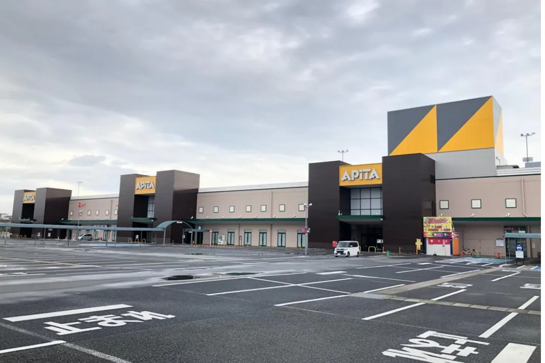 【アピタ大和郡山店】販促プロモーションや食物販に最適な1F正面中央出入口エスカレーター前(ケンタッキー側)のイベントスペース