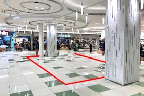 【みのおキューズモール】「①CENTER-2F 西側催事スペース」物販催事やワークショップなどに最適な、デッキ入口すぐでメイン導線上イベントスペース