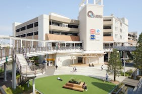 【みのおキューズモール】「①CENTER-2F 西側催事スペース」物販催事やワークショップなどに最適な、デッキ入口すぐでメイン導線上イベントスペース