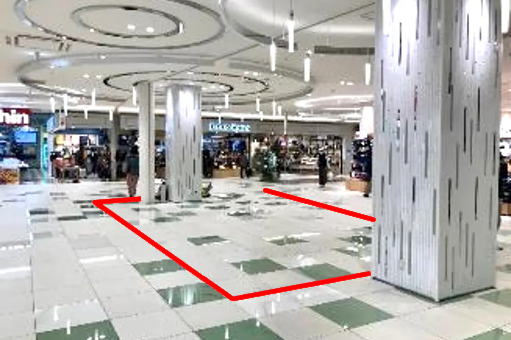 【みのおキューズモール】「①CENTER-2F 西側催事スペース」物販催事やワークショップなどに最適な、デッキ入口すぐでメイン導線上イベントスペース