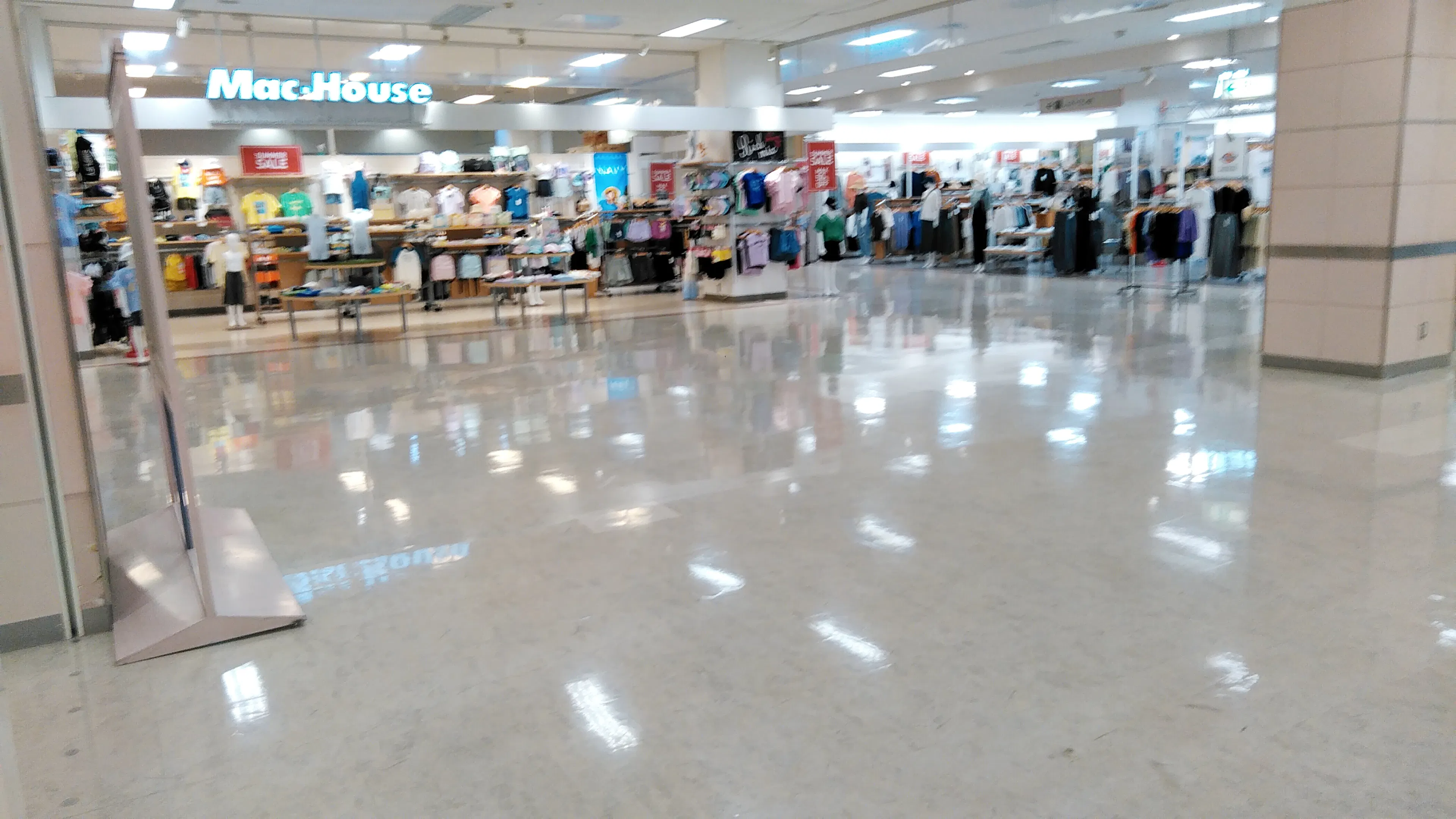 【イオン白河西郷店】物販や展示販売会、プロモーションイベントに最適な施設2階の大型ファッションテナント付近にあるイベントスペース