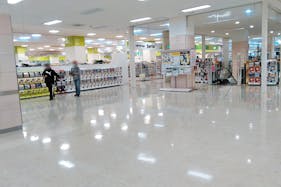 【イオン白河西郷店】物販や展示販売会、プロモーションイベントに最適な施設2階の大型ファッションテナント付近にあるイベントスペース
