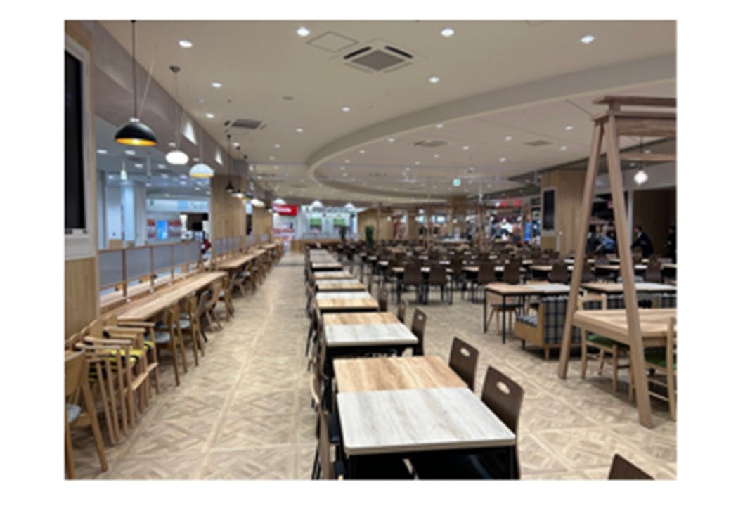 【イオンモール京都五条】フードフォレスト　テーブルの画像