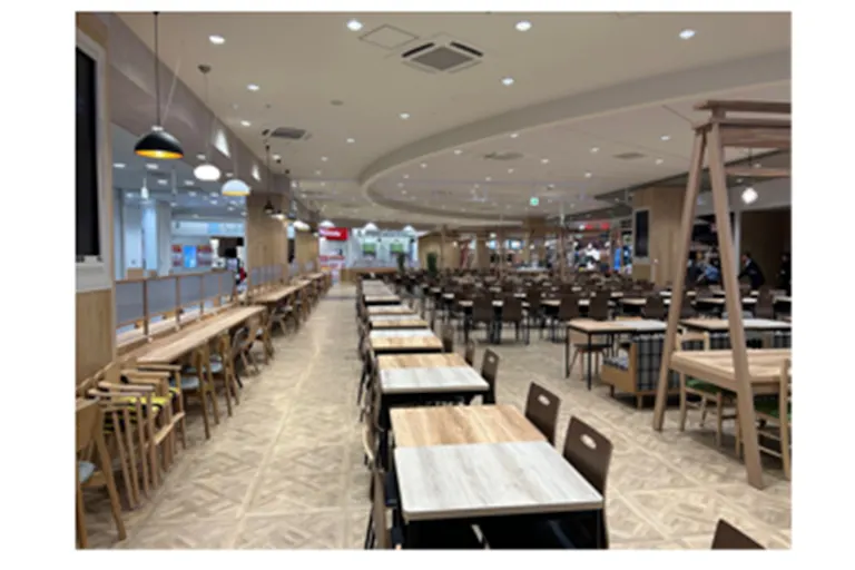 【イオンモール京都五条】フードフォレスト テーブルの画像1