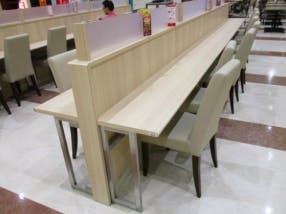 【イオンモール盛岡】モール内広告 フードコートテーブルの画像