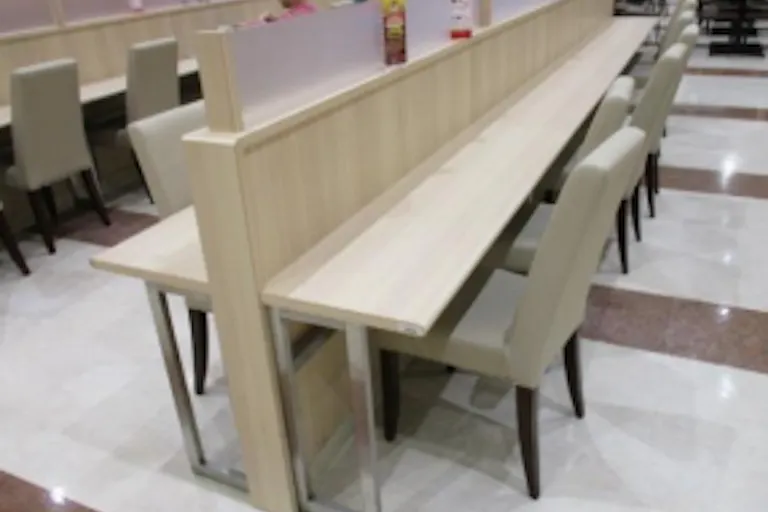 【イオンモール盛岡】モール内広告 フードコートテーブルの画像1