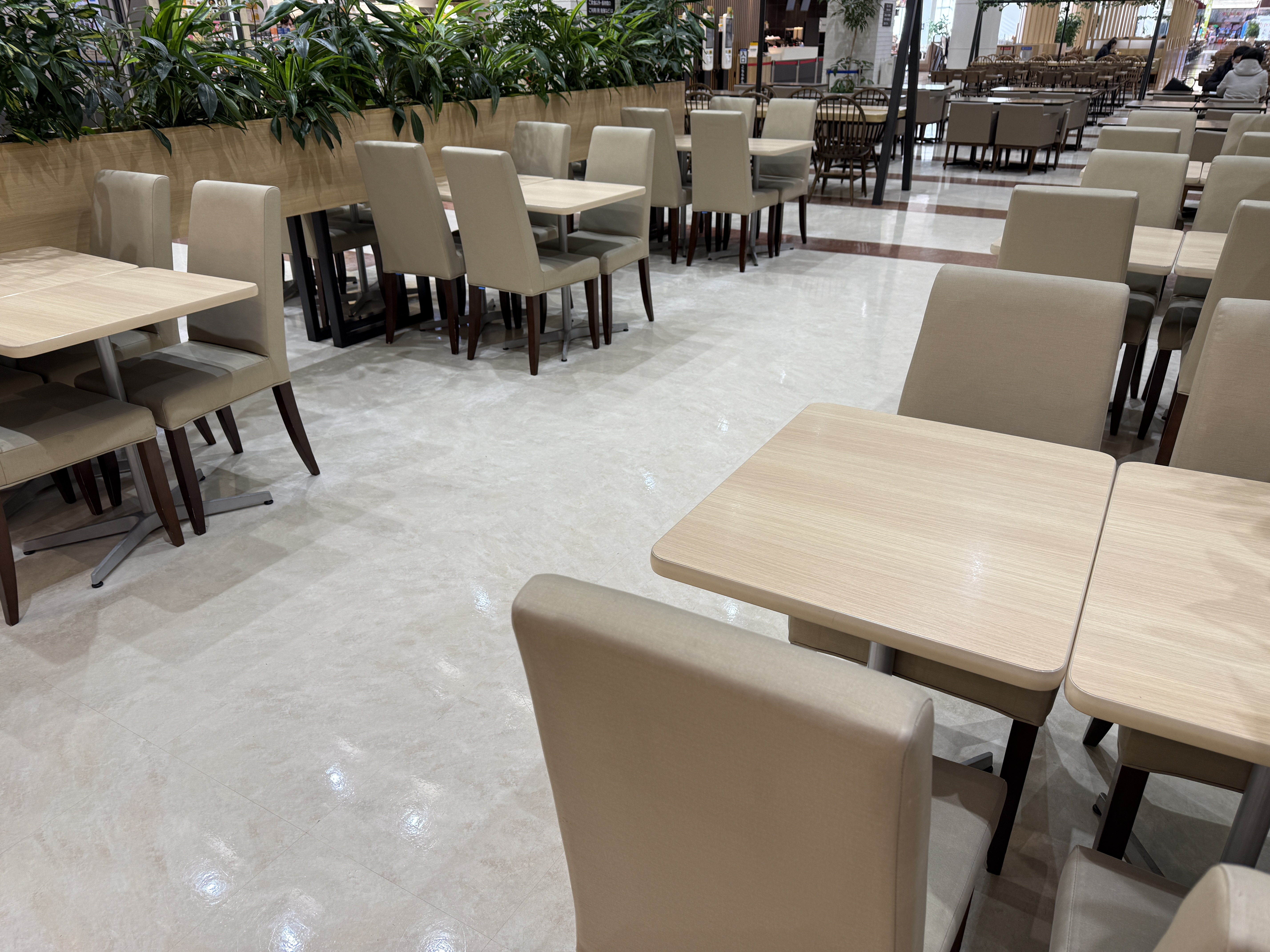 【イオンモール盛岡】モール内広告 フードコートテーブル