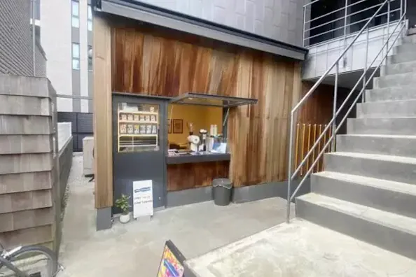 【牛込神楽坂駅徒歩3分】会議やお打ち合わせに最適なシェアオフィス内のレンタル会議室