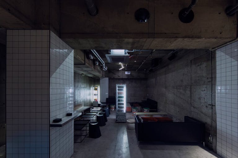 【西武新宿駅6分】撮影やクローズドイベントに最適なモダンなインテリアとコンクリート造りのスタイリッシュな空間を演出した都心のイベントスペースの画像2