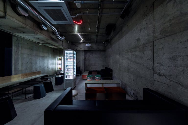 【西武新宿駅6分】撮影やクローズドイベントに最適なモダンなインテリアとコンクリート造りのスタイリッシュな空間を演出した都心のイベントスペースの画像3