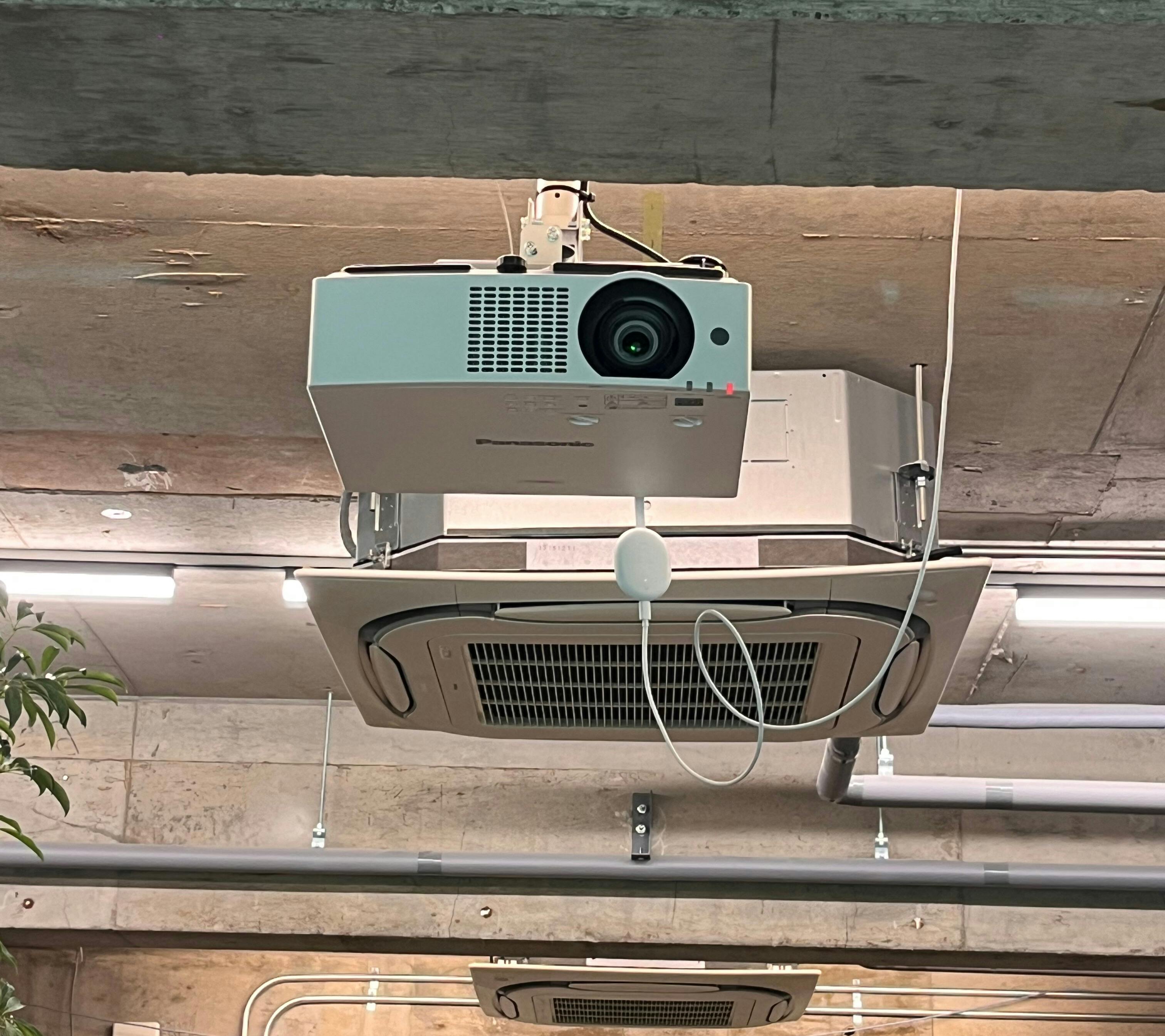 プロジェクター、スクリーン完備