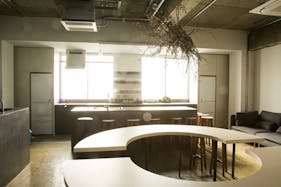 【永田町駅2分】大規模イベントやセミナーに最適。こだわりインテリアに自然光が差し込む最大100名収容可能なイベントスペース