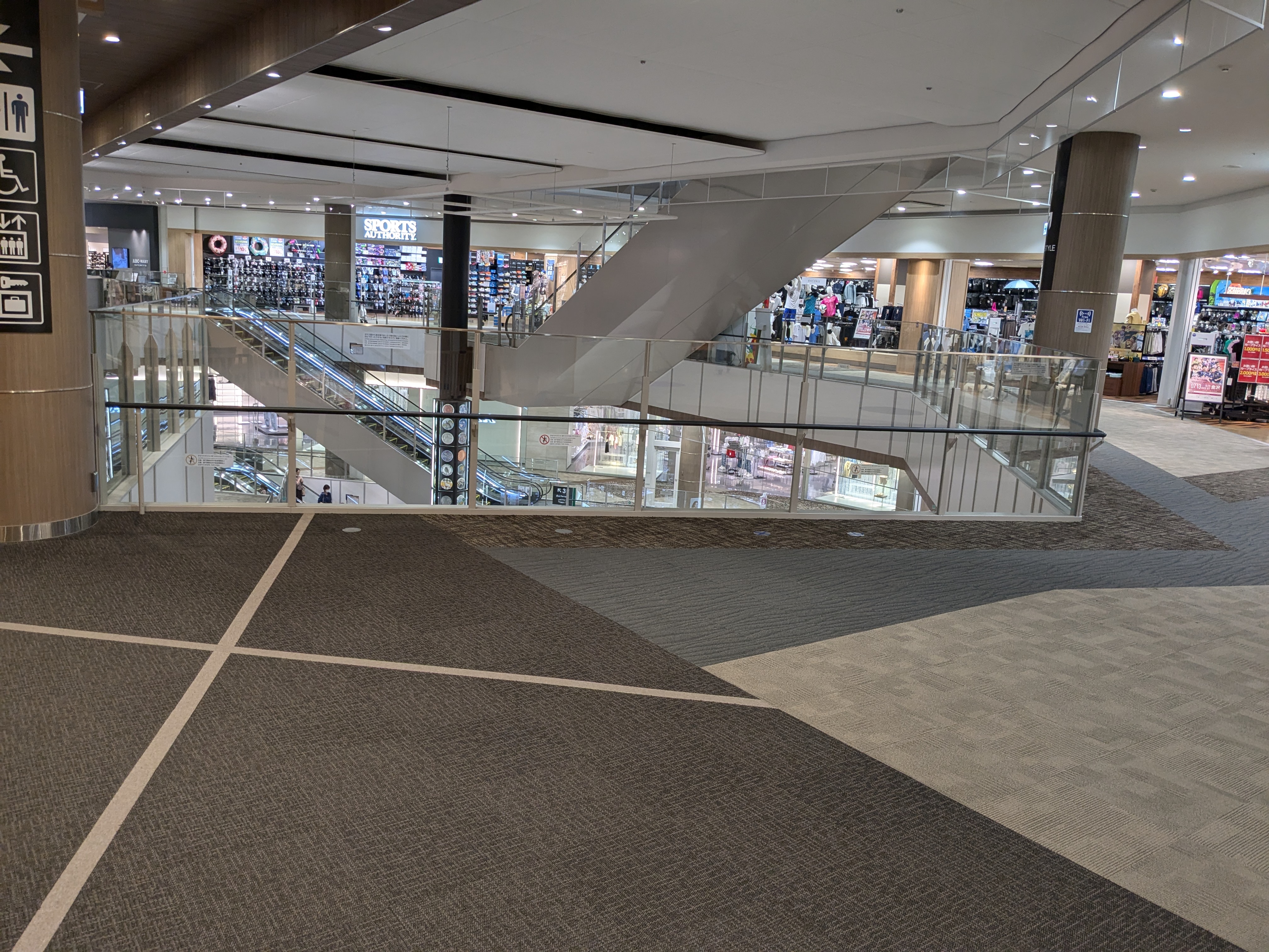 【イオンモール新小松】3F 華広場吹抜け