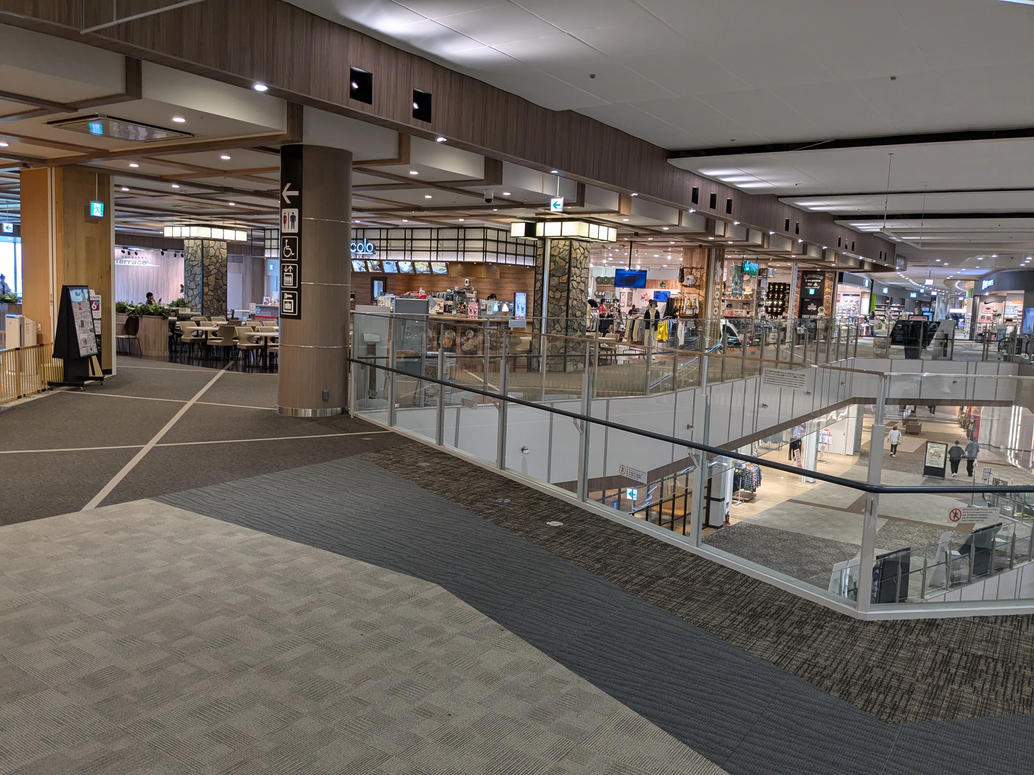 【イオンモール新小松】3F 華広場吹抜け