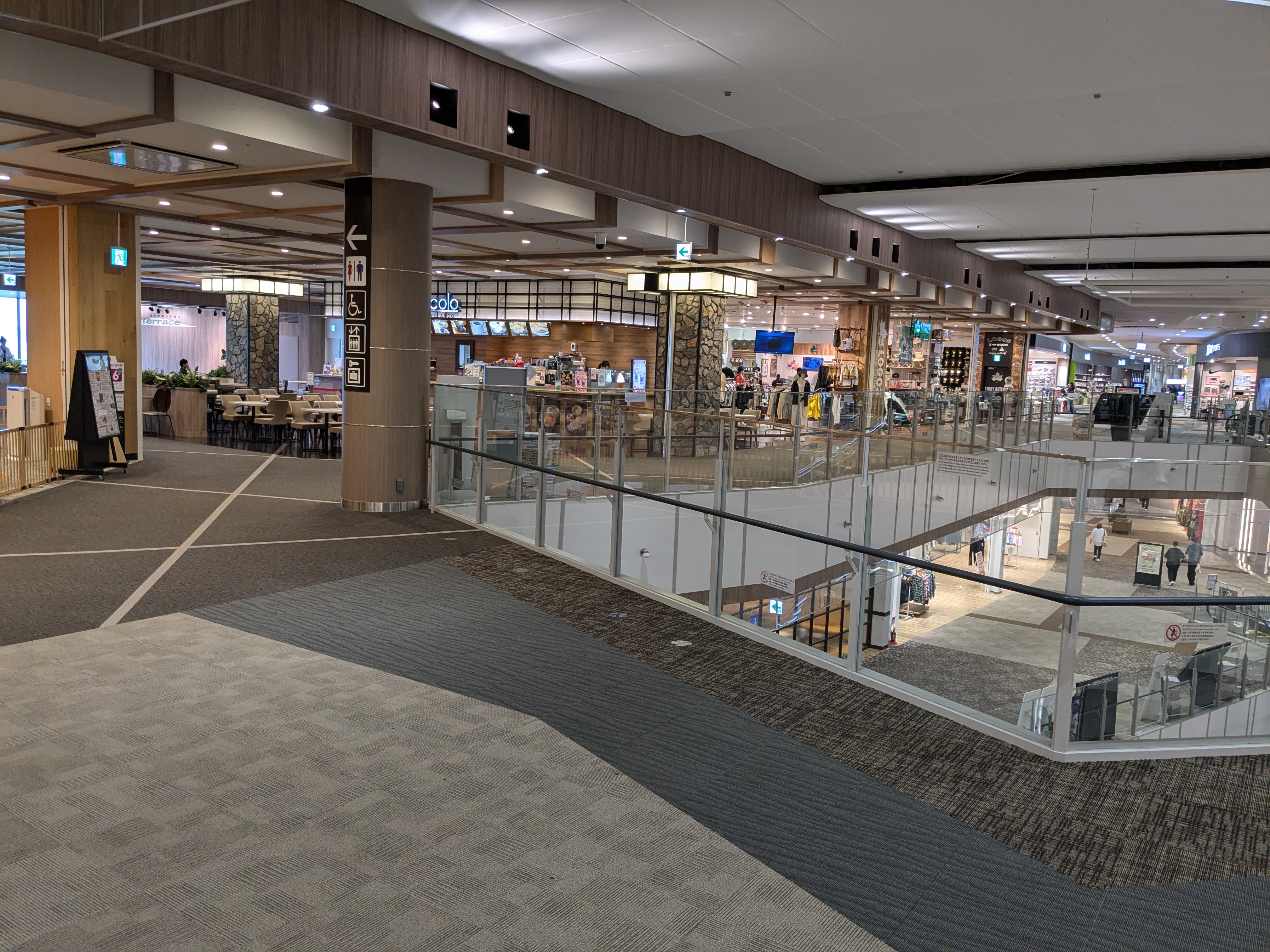 【イオンモール新小松】3F 華広場吹抜け