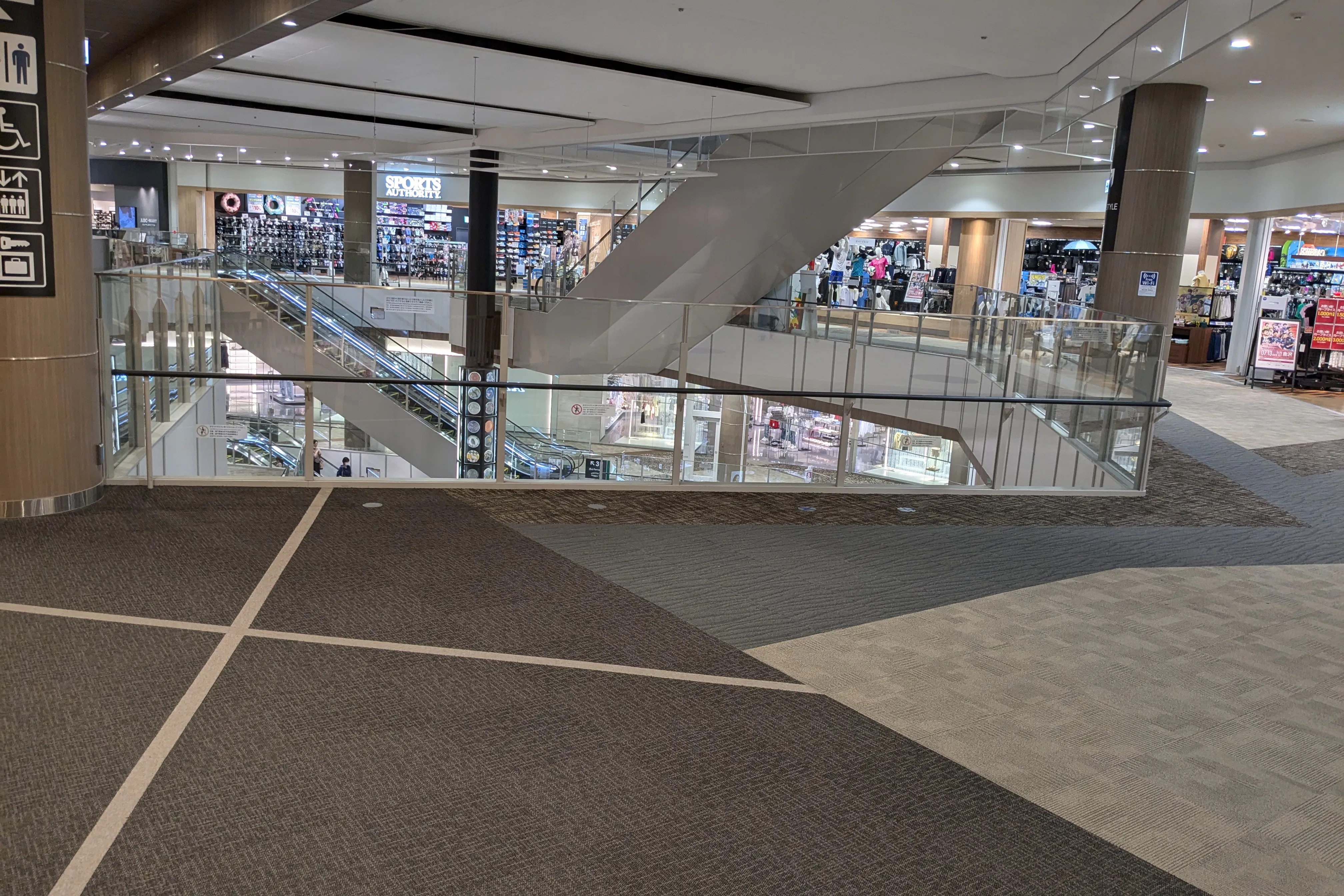 【イオンモール新小松】3F 華広場吹抜け