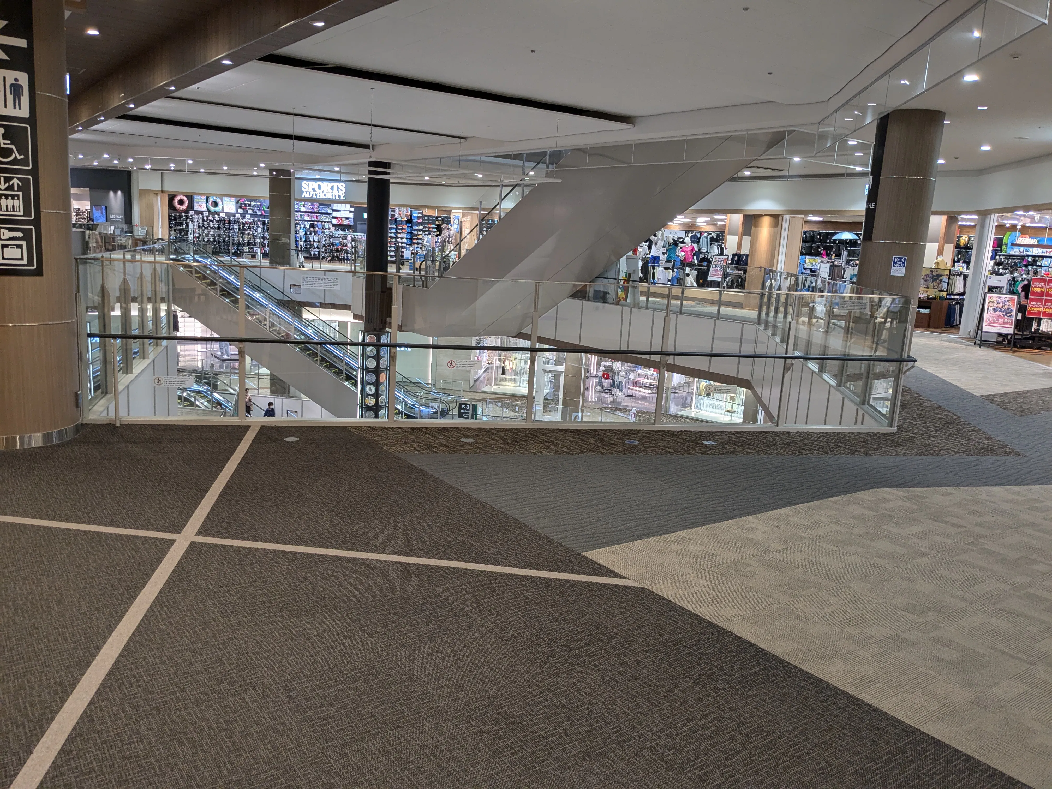 【イオンモール新小松】3F 華広場吹抜けの画像