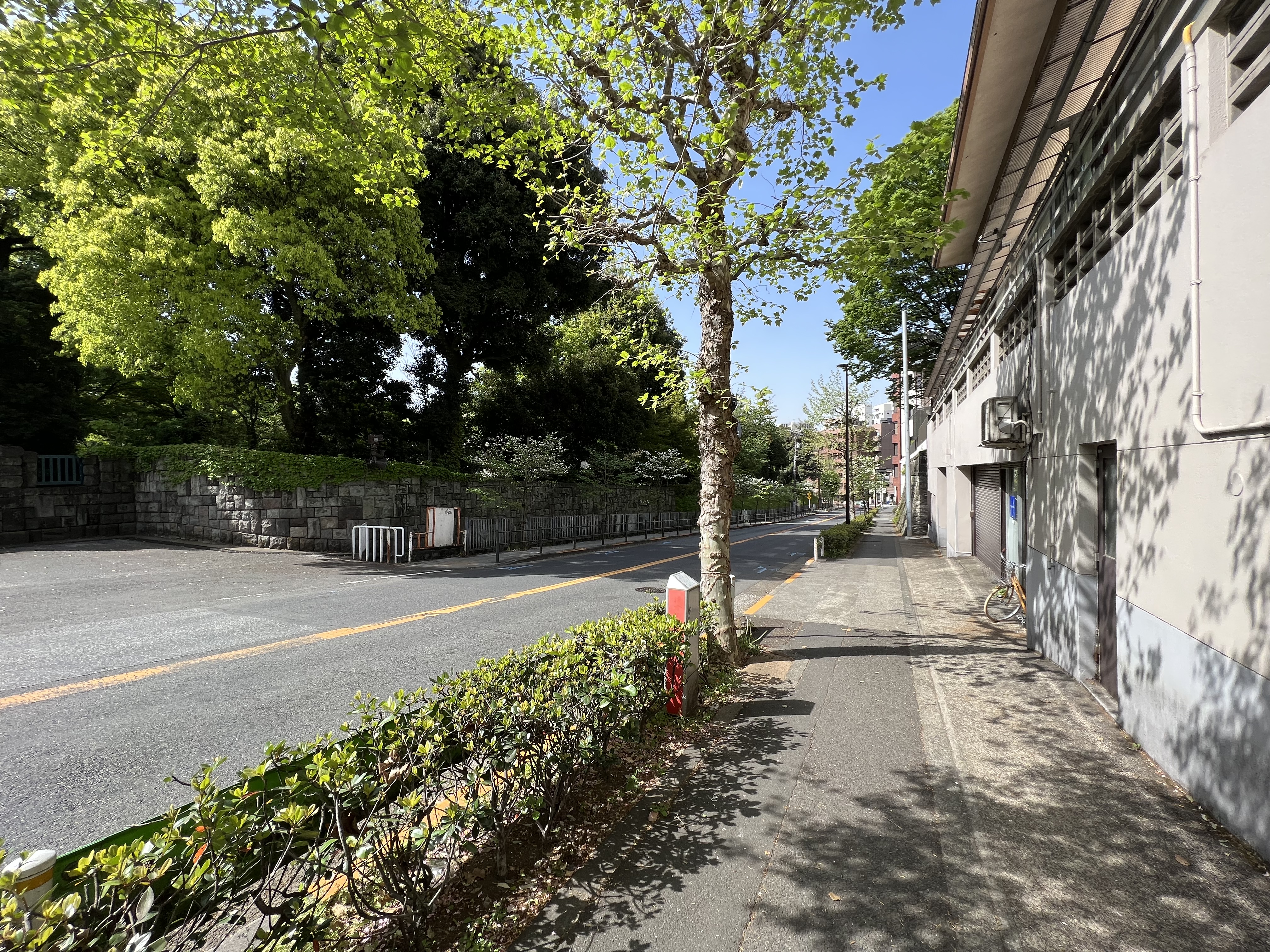 弾正坂。右側が、STUDIO LA PLACEです。