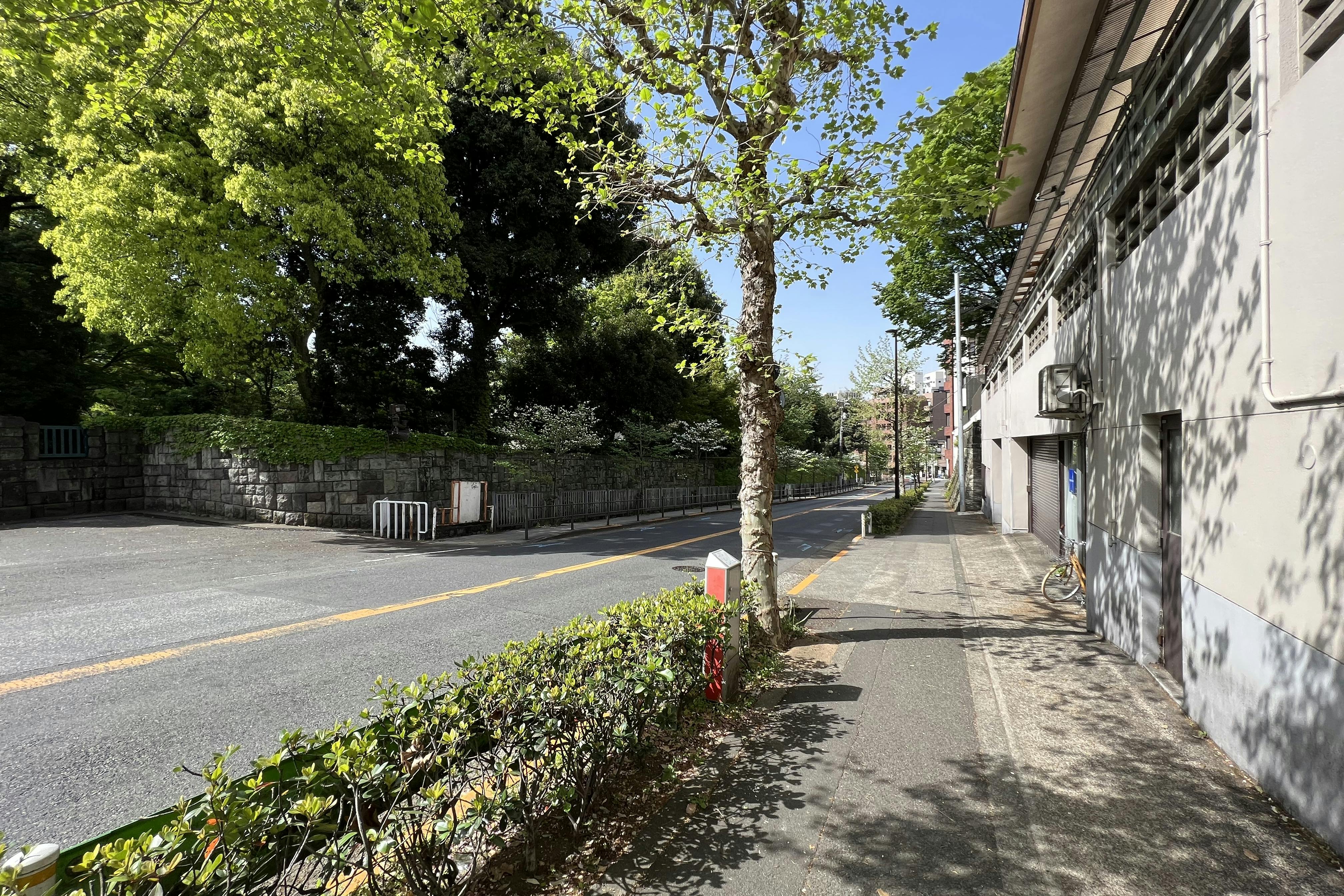 弾正坂。右側が、STUDIO LA PLACEです。