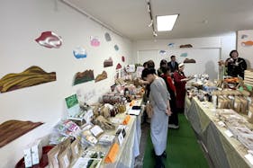 【赤坂見附駅5分】赤坂・元赤坂エリア。各種撮影、展示会や個展、教室、ワークショップに適した豊川稲荷東京別院隣接の路面ギャラリースペース