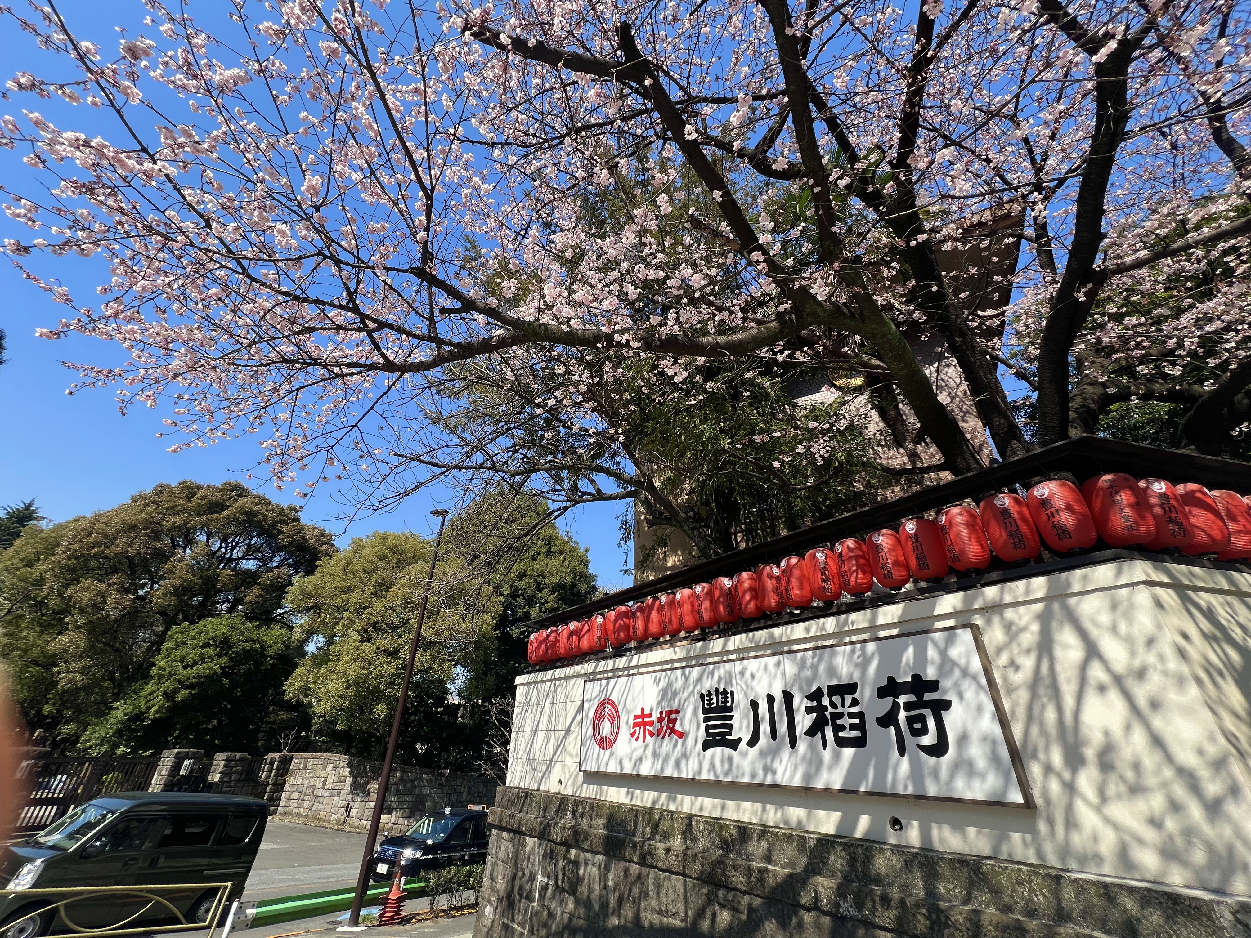 この角を右折して右側がSTUDIO LA PLACEです。