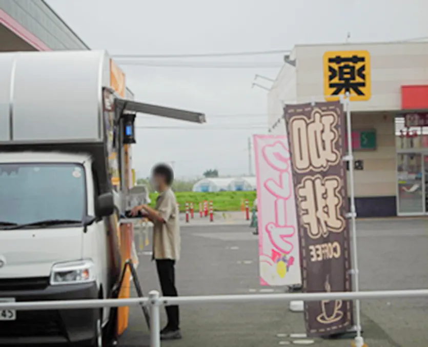 【イオンタウン平賀】キッチンカーでの出店に最適な出入口付近にある通行量の多いイベントスペース