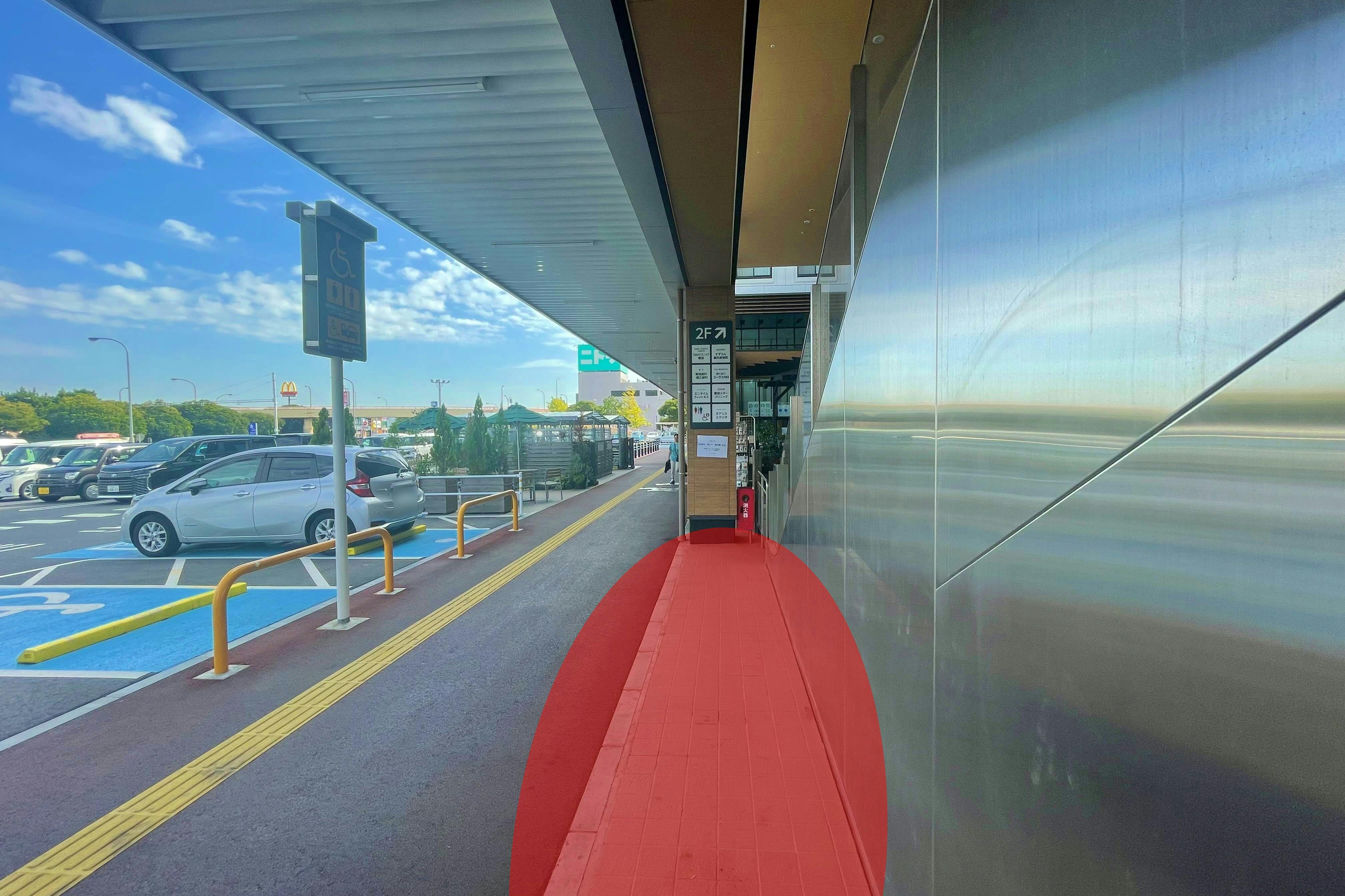 【イオンタウン幕張西】各種プロモーションイベントでの出店に最適な商業施設敷地内エスカレーター横にある軒下スペース