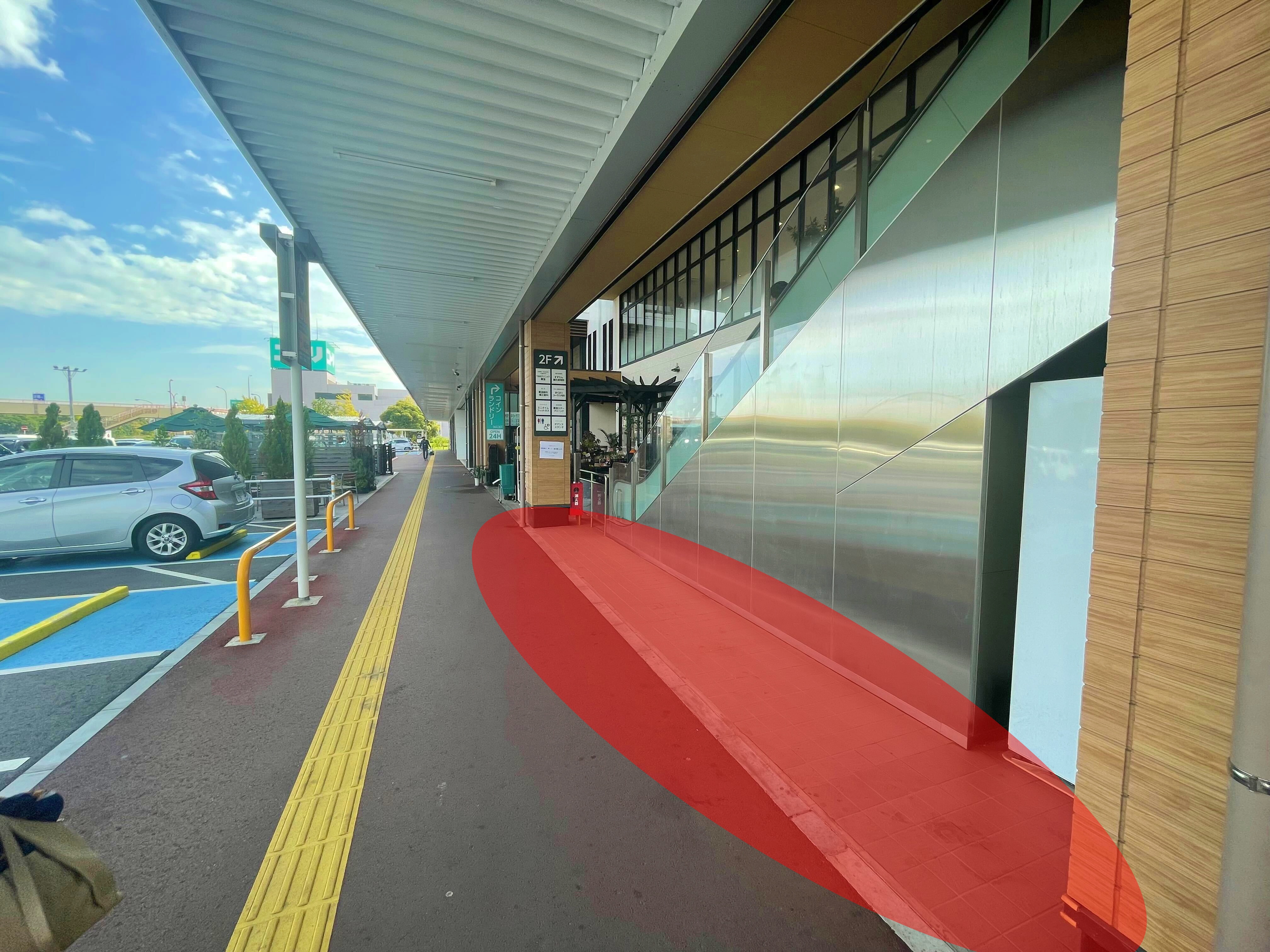 【イオンタウン幕張西】各種プロモーションイベントでの出店に最適な商業施設敷地内エスカレーター横にある軒下スペースの画像7