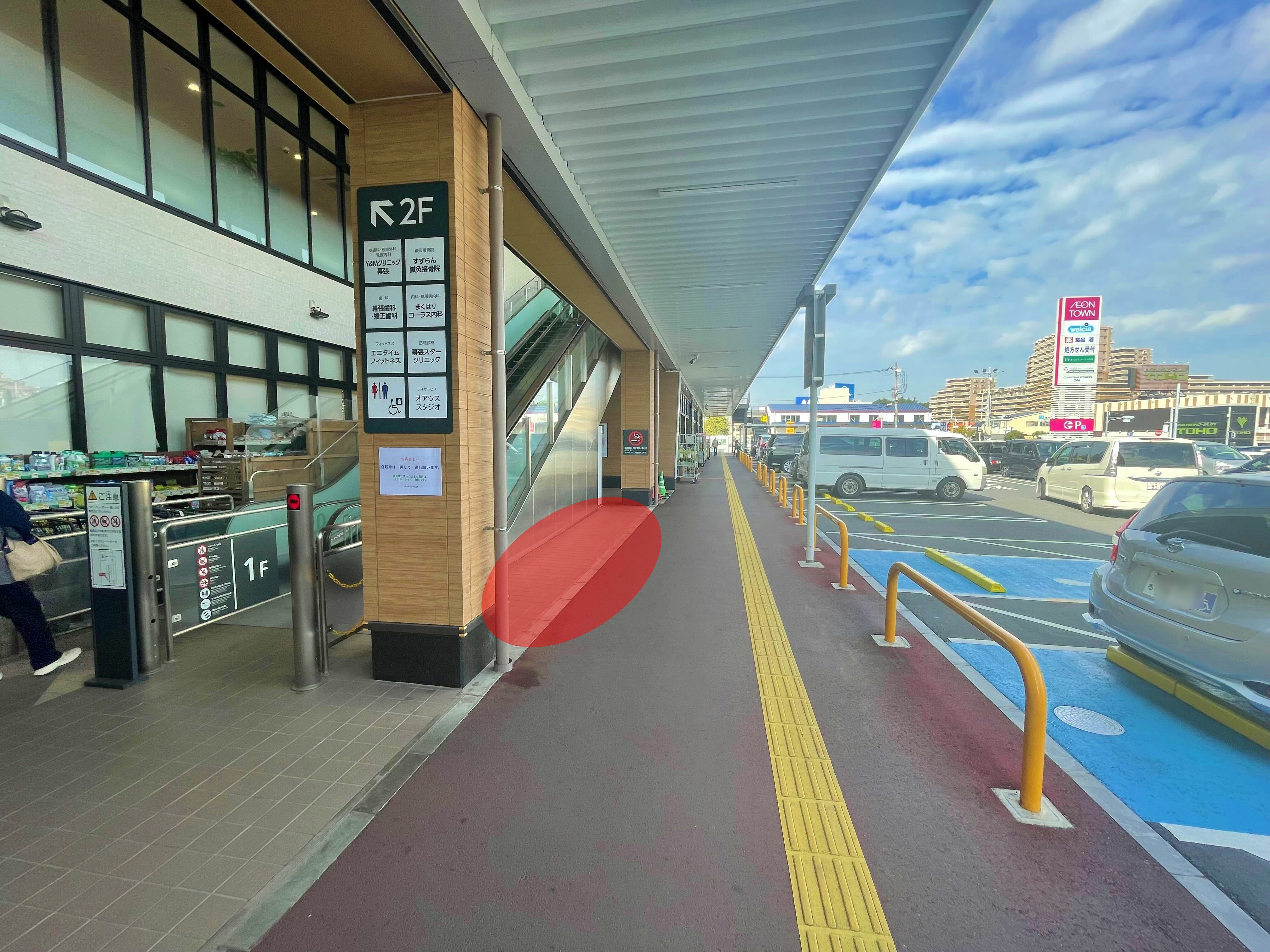 【イオンタウン幕張西】各種プロモーションイベントでの出店に最適な商業施設敷地内エスカレーター横にある軒下スペースの画像6