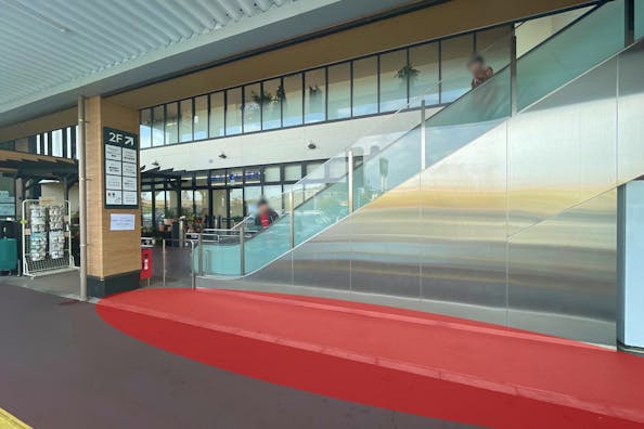 【イオンタウン幕張西】各種プロモーションイベントでの出店に最適な商業施設敷地内エスカレーター横にある軒下スペース