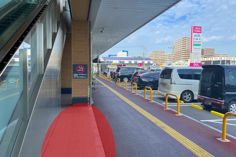 【イオンタウン幕張西】各種プロモーションイベントでの出店に最適な商業施設敷地内エスカレーター横にある軒下スペースの画像3