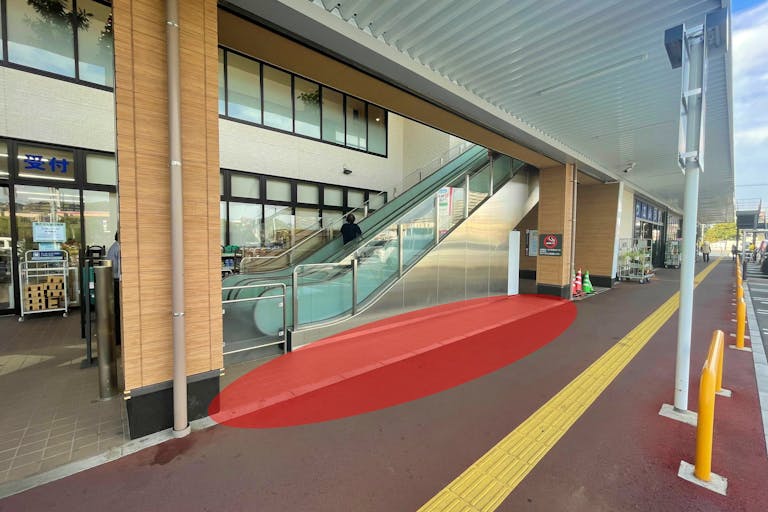 【イオンタウン幕張西】各種プロモーションイベントでの出店に最適な商業施設敷地内エスカレーター横にある軒下スペースの画像2