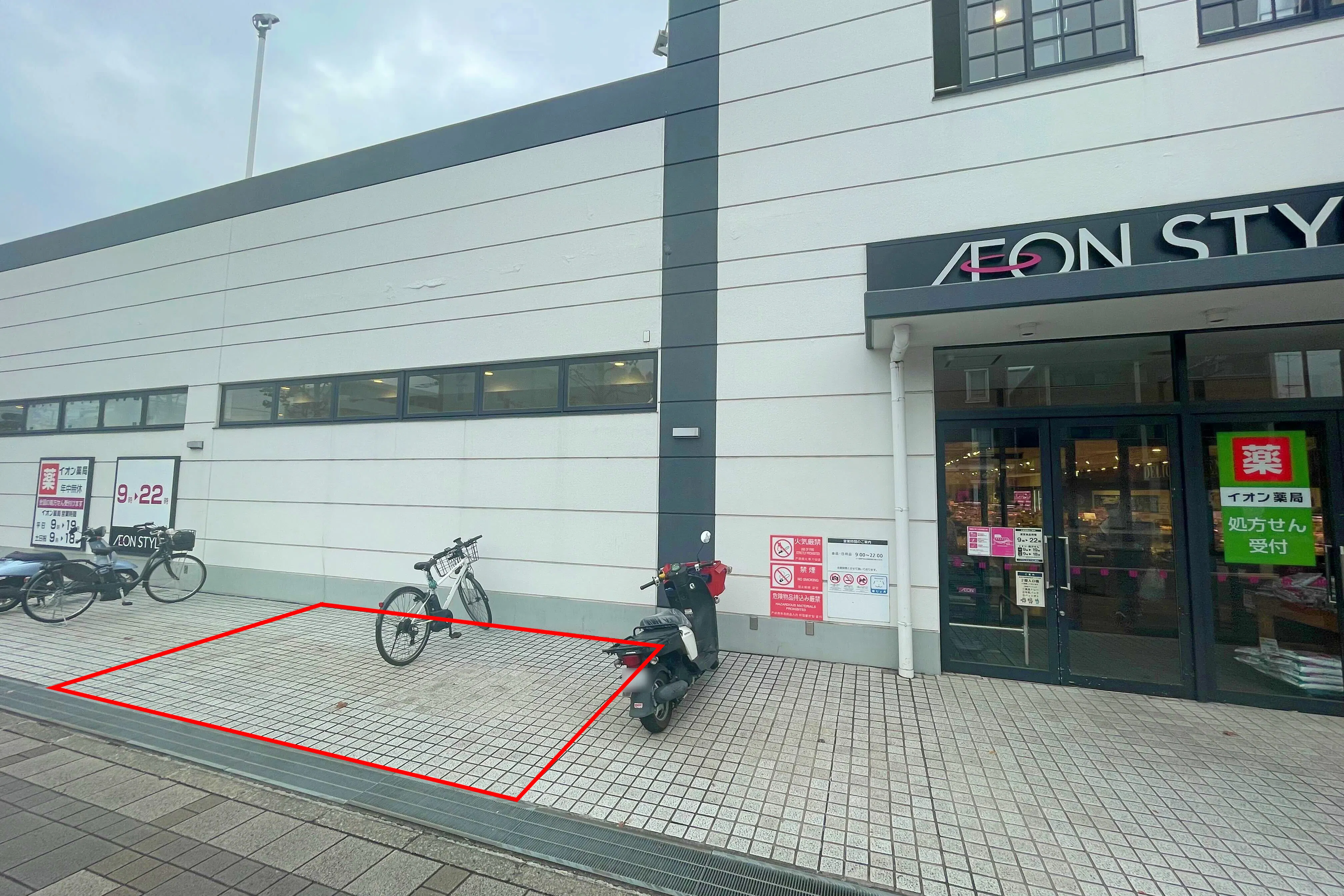 【イオンスタイル上麻生】キッチンカーの出店に適したショッピングセンター出入口横の屋外スペース