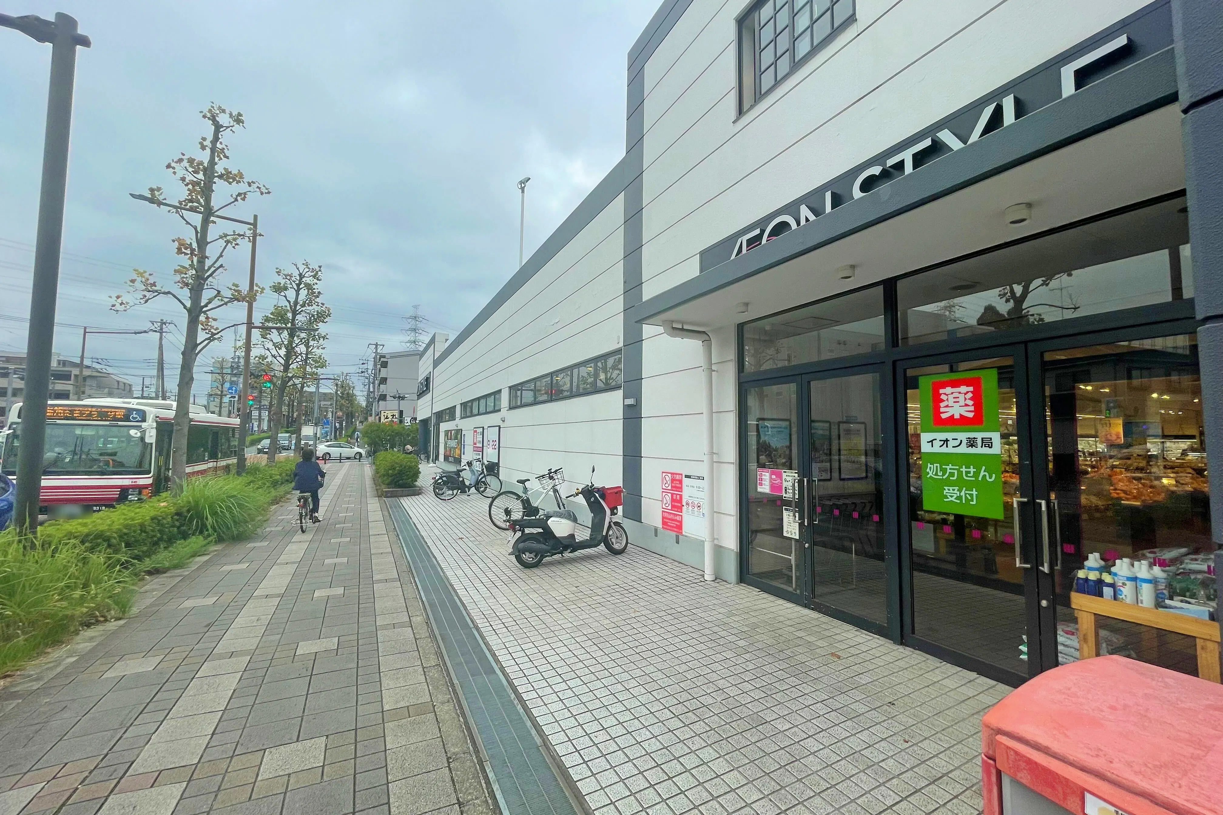 【イオンスタイル上麻生】キッチンカーの出店に適したショッピングセンター出入口横の屋外スペース