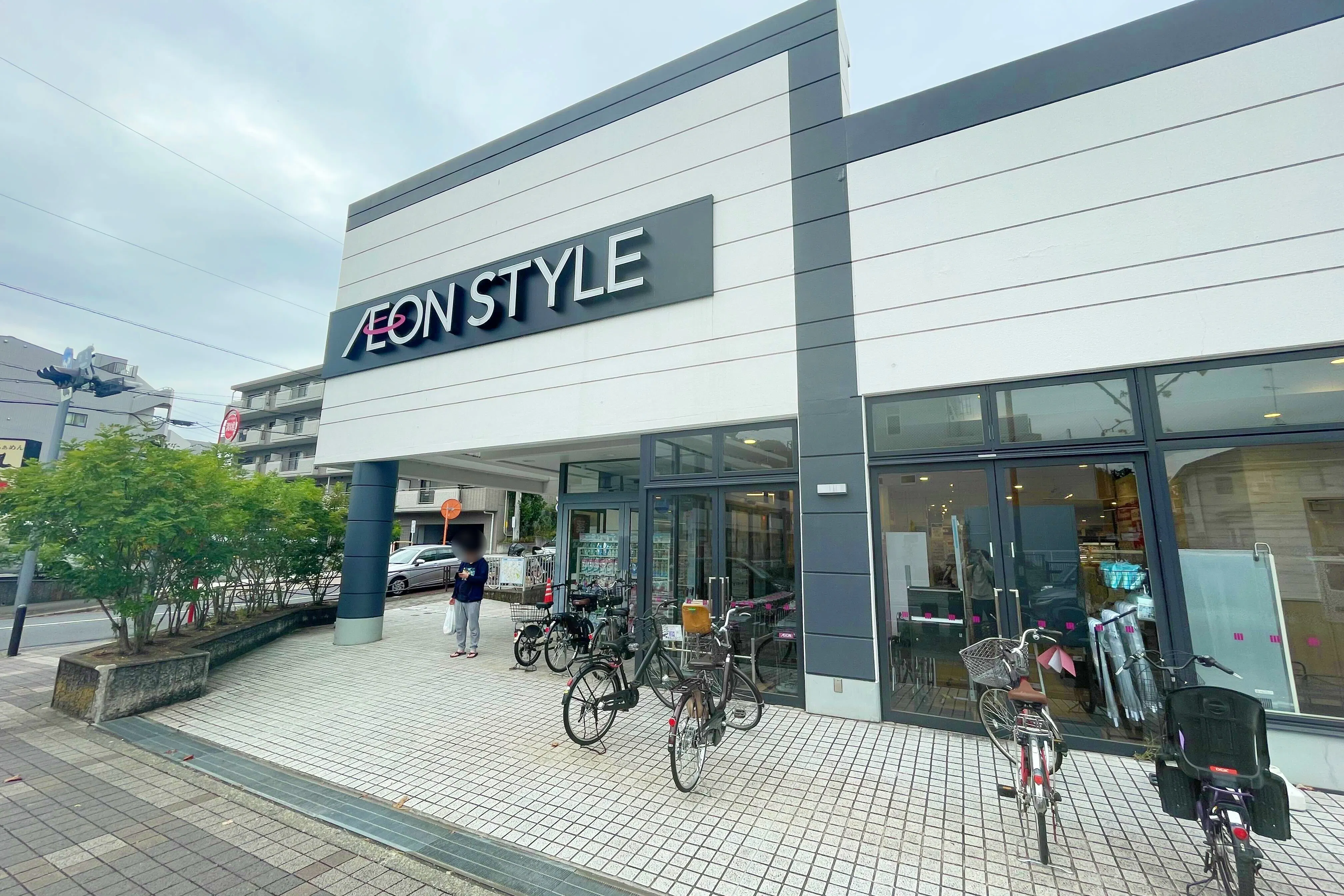 【イオンスタイル上麻生】キッチンカーの出店に適したショッピングセンター出入口横の屋外スペース