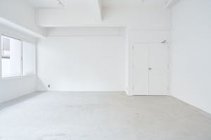 【神宮丸太町駅8分】展示販売会や個展、ポップアップストアに最適な文化エリアに位置したシンプルなギャラリースペース
